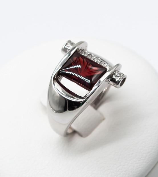 Кольцо с гранатом