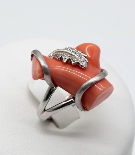  Кольцо из белого золота с  кораллом