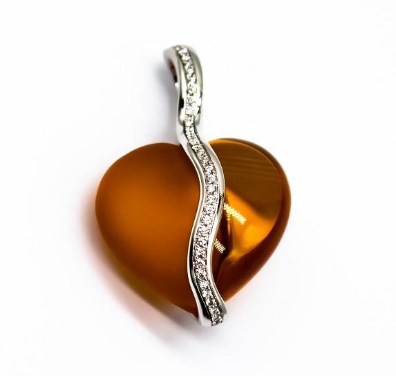   янтарный кулон 
